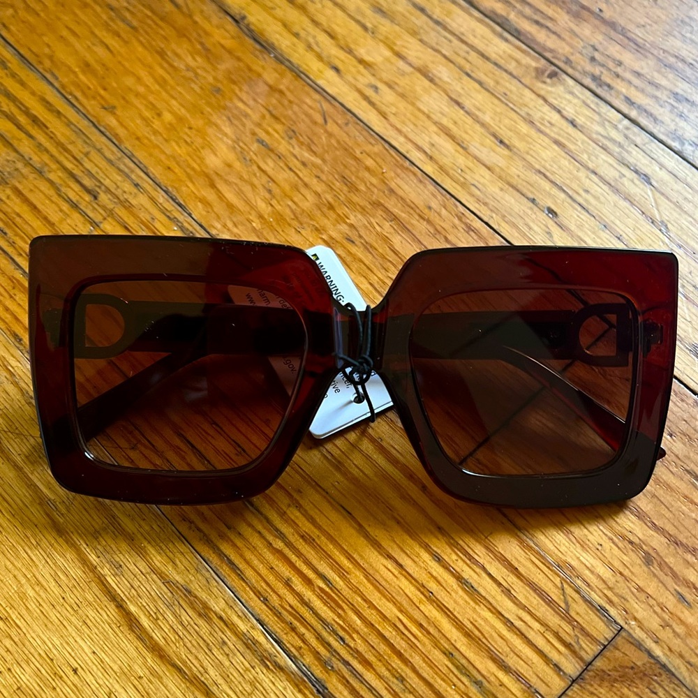 Women’s fashion sunglasses with detailed side